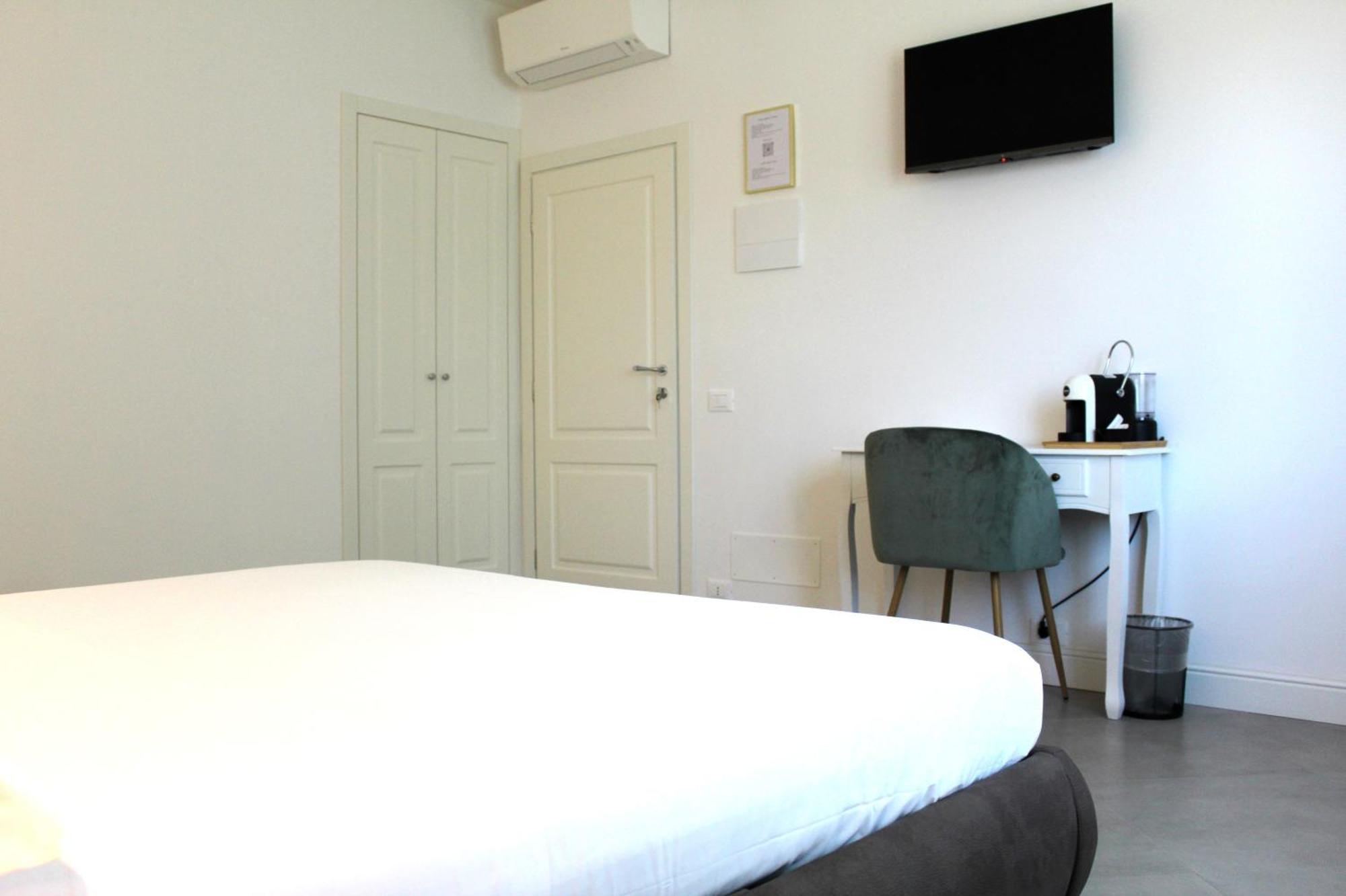 Villa Forte Salvi - Rooms 佩斯基耶拉德加达 外观 照片